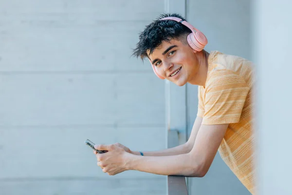 Jeune Homme Avec Casque Téléphone Portable — Photo