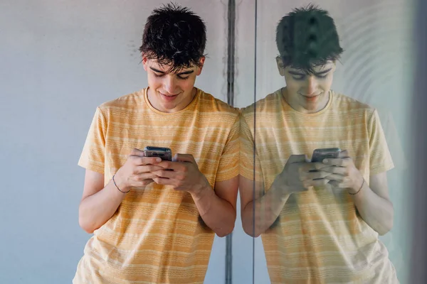 Jong Tiener Jongen Met Mobiele Telefoon Reflectie Het Glas — Stockfoto