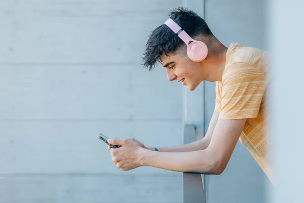 Jeune Homme Avec Casque Téléphone Portable — Photo