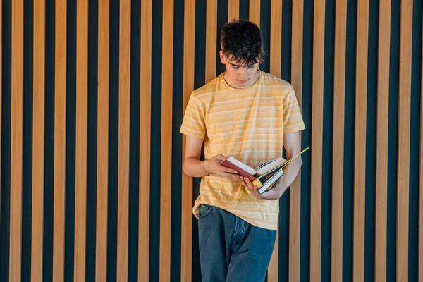 Studente Adolescente Con Libro Sul Muro Della Scuola — Foto Stock