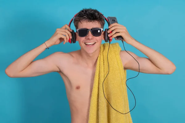 Jong Tiener Met Handdoek Zonnebril Luisteren Naar Muziek Met Koptelefoon — Stockfoto
