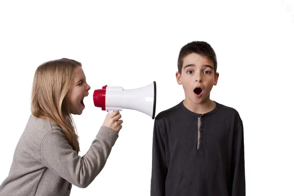 Pareja de niños con megáfono — Foto de Stock