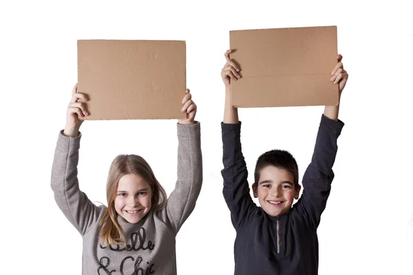 Niños con carteles de cartón —  Fotos de Stock