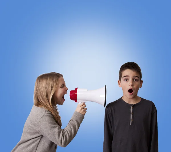 Par de crianças com megafone — Fotografia de Stock