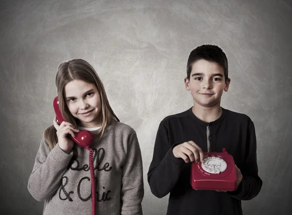 Crianças ao telefone — Fotografia de Stock