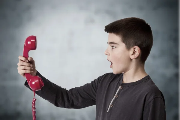 Pratar i telefon — Stockfoto