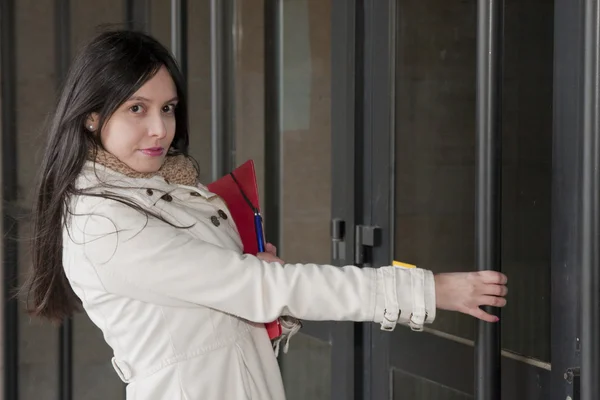 Chica universitaria en la calle — Foto de Stock