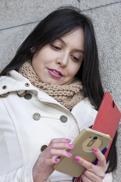 Chica universitaria en la calle — Foto de Stock