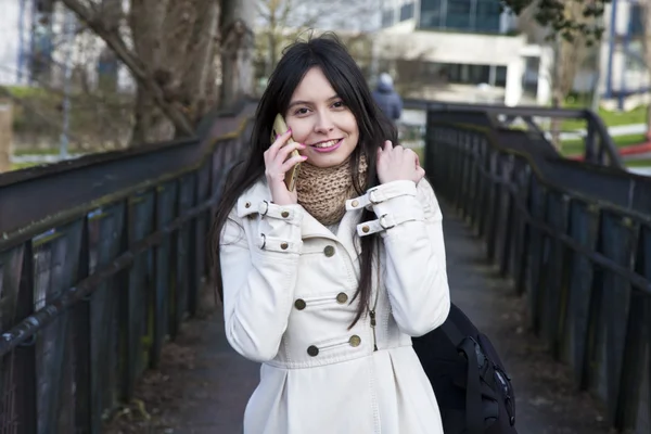 Chica universitaria con teléfono — Foto de Stock