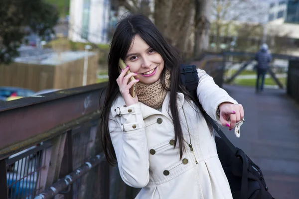 Collège fille avec téléphone — Photo