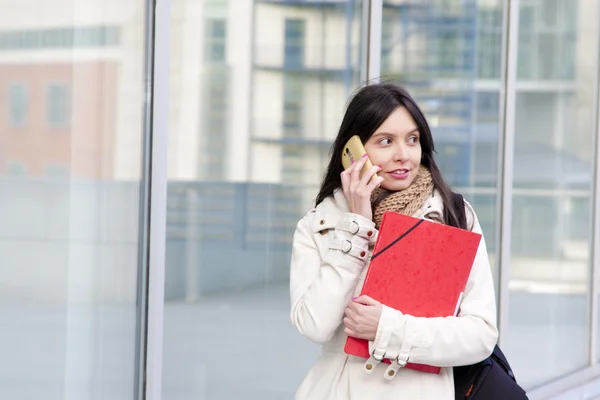 Chica universitaria con teléfono — Foto de Stock