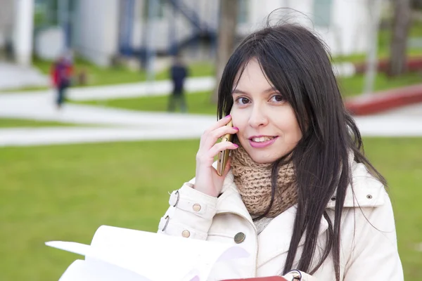 Collège fille avec téléphone — Photo