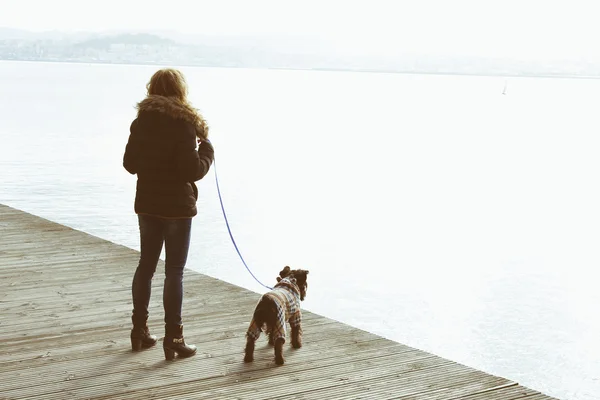 Mädchen geht mit dem Hund spazieren — Stockfoto