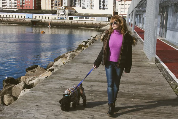 Girl walking the dog — Stock Photo, Image