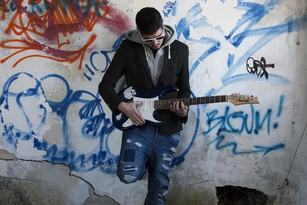 Jongeman met gitaar — Stockfoto