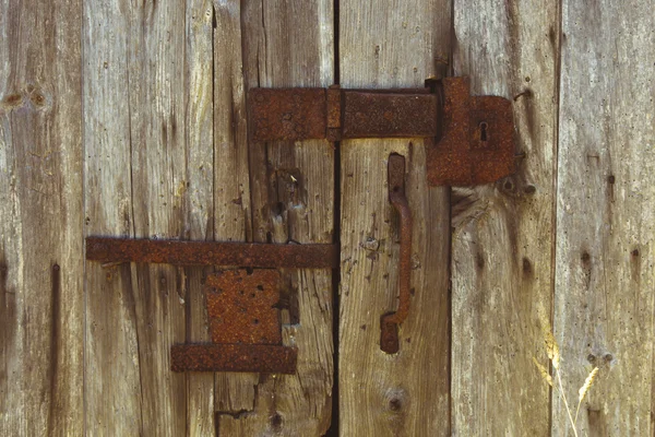 Porta de madeira velha com fechaduras — Fotografia de Stock