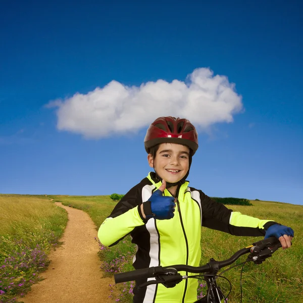 Kind mit Fahrrad im Feld — Stockfoto