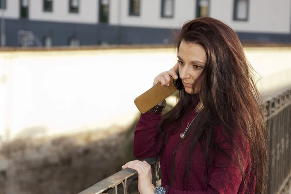 携帯電話を持つ女性 — ストック写真