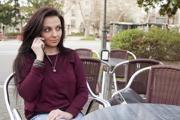 Femme avec téléphone portable — Photo