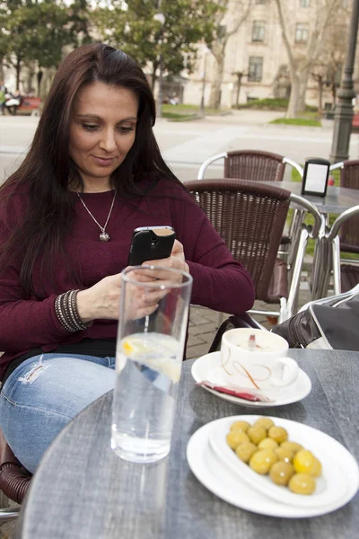 Žena s mobilem — Stock fotografie