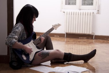 Gitar çalan kız