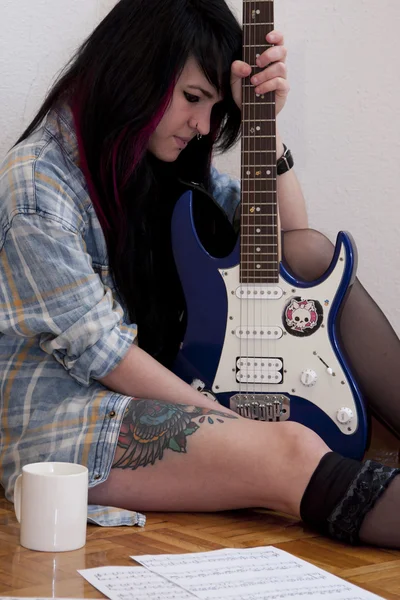 Ragazza suonare la chitarra — Foto Stock