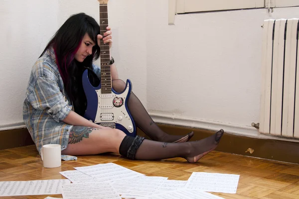 Girl playing guitar — Stock Photo, Image