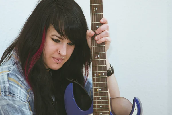 Girl playing guitar — Stock Photo, Image