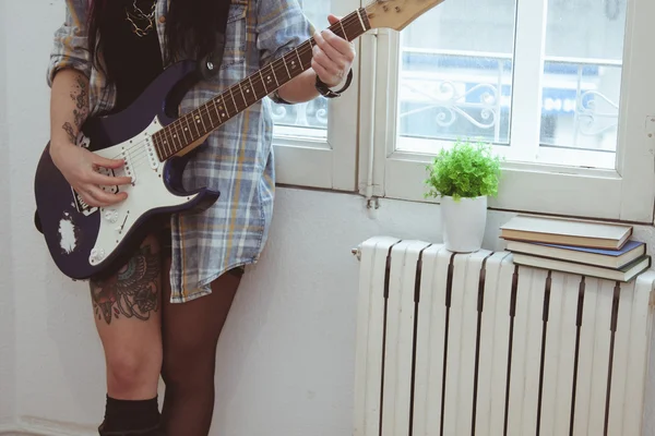 Ragazza suonare la chitarra — Foto Stock