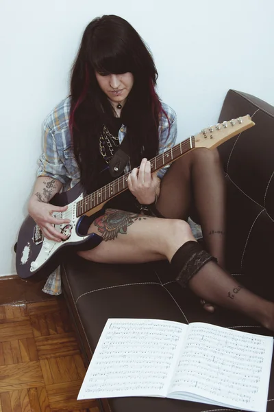 Ragazza suonare la chitarra — Foto Stock