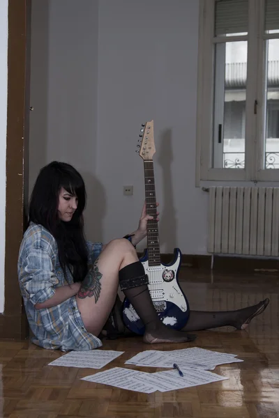 女孩弹吉他 — 图库照片