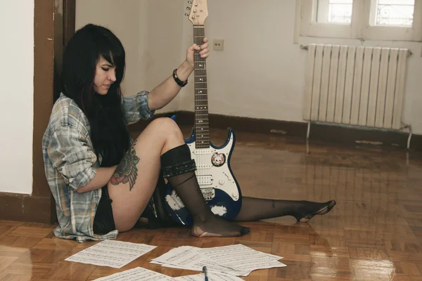 Дівчина гра гітари — стокове фото
