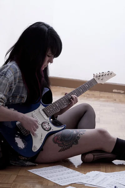 Girl playing guitar — Stock Photo, Image