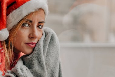 Noel 'de evde güzel ve tapılası genç bir kadın.