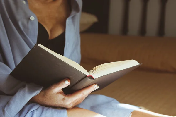 Leer el libro — Foto de Stock