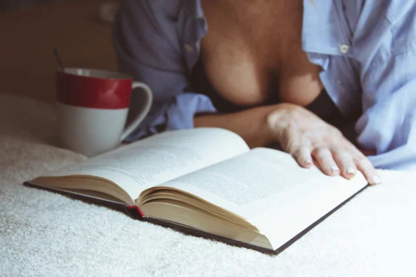 Vrouw die het boek leest — Stockfoto