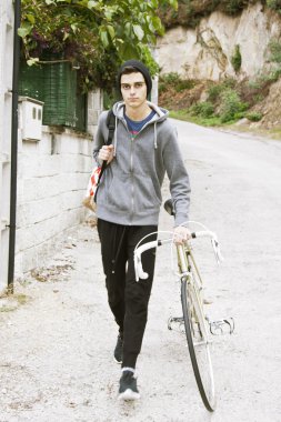 genç çocuk bisikleti ile