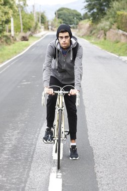 genç çocuk bisikleti ile