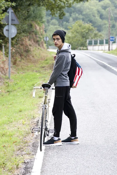 Νεαρό αγόρι με ποδήλατο — Φωτογραφία Αρχείου