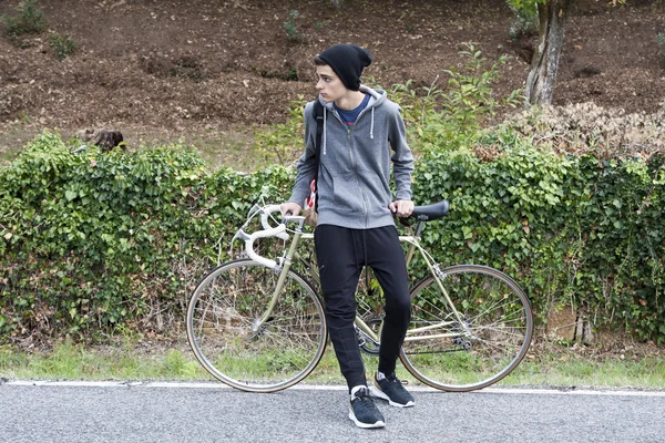 Młody chłopak z roweru — Zdjęcie stockowe