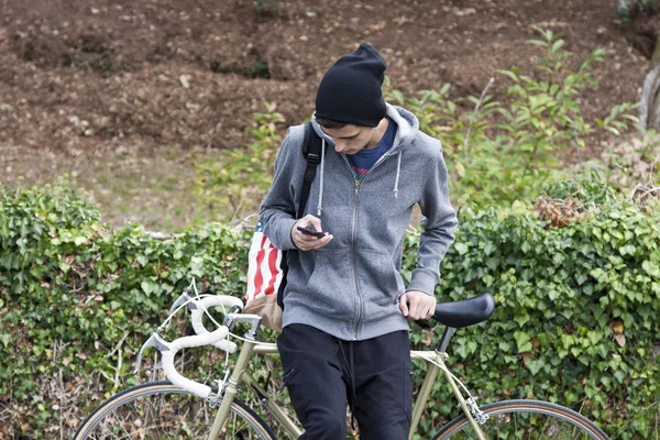 Junge mit Fahrrad — Stockfoto