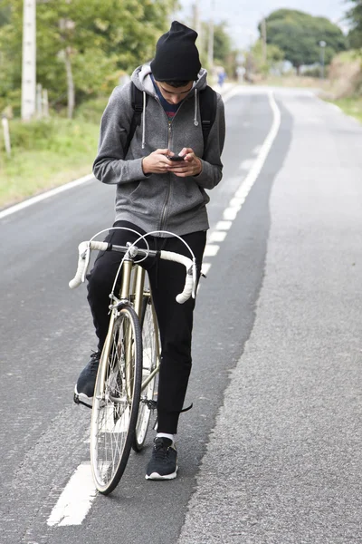 年轻男孩的自行车 — 图库照片