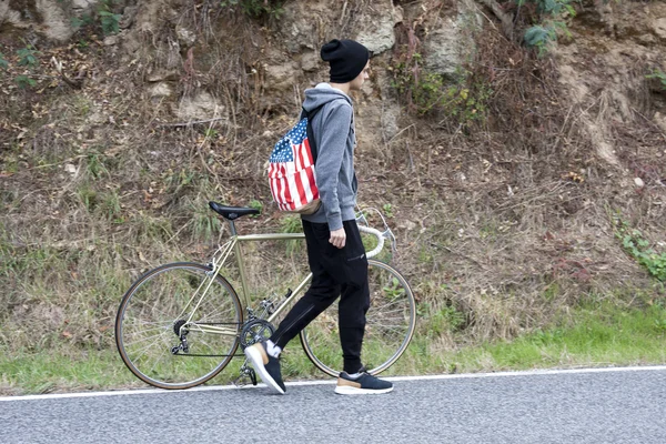 Jongen met fiets — Stockfoto