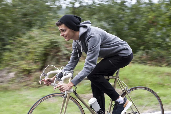 Ung pojke med cykel — Stockfoto