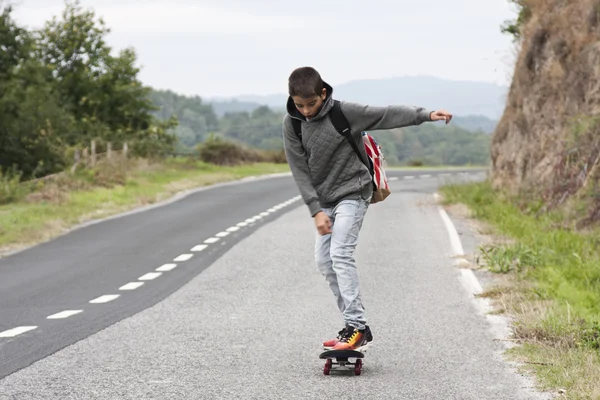 Criança com skate — Fotografia de Stock