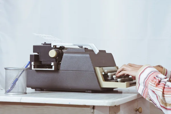 Hände auf antiken Schreibmaschinen — Stockfoto