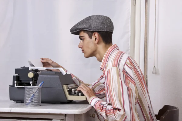 Mann mit Schreibmaschine — Stockfoto