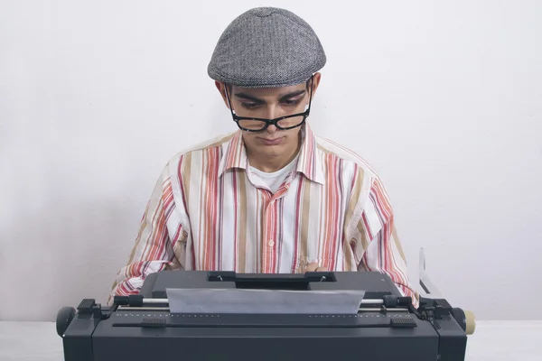 Muž s psacím strojem — Stock fotografie