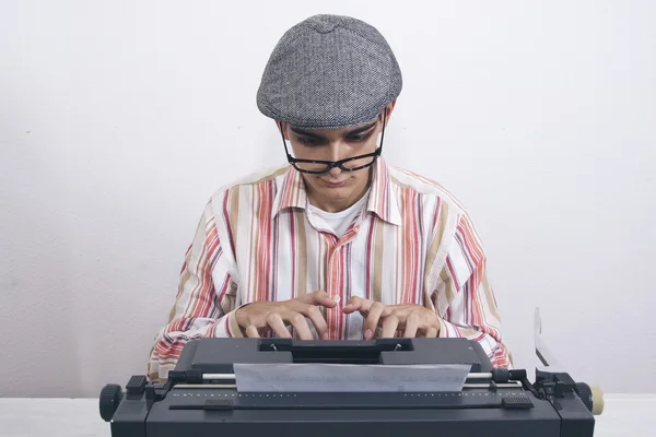 Человек с печатной машинкой — стоковое фото
