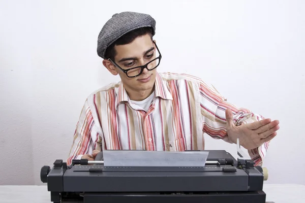 Muž s psacím strojem — Stock fotografie